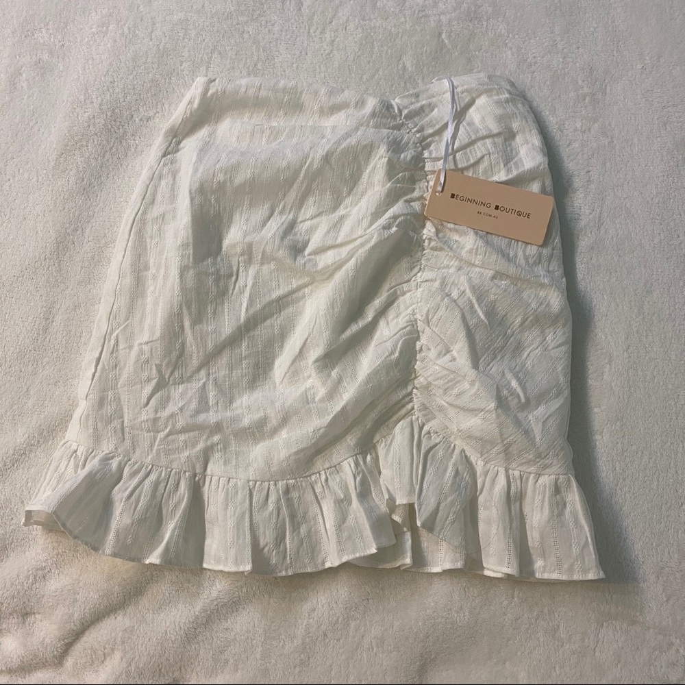 Beginning boutique white zip skirt w/ accents